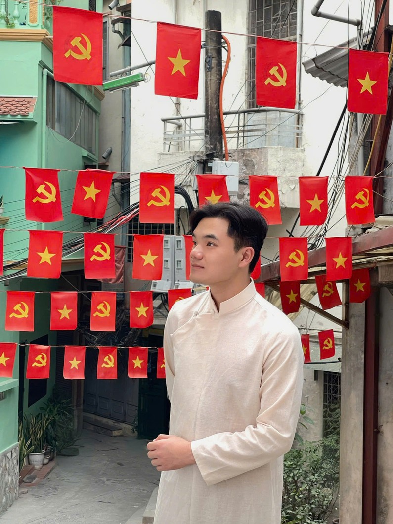 H&igrave;nh ảnh H&igrave;nh ảnh bạn L&ecirc; Trung Dũng b&ecirc;n những l&aacute; cờ đỏ sao v&agrave;ng
