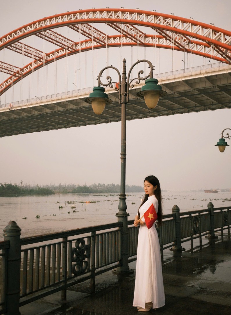 H&igrave;nh ảnh bạn Đinh Lan Chi b&ecirc;n l&aacute; cờ đỏ sao v&agrave;ng