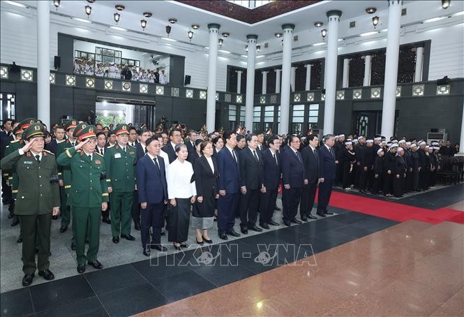 Tổng B&iacute; thư T&ocirc; L&acirc;m c&ugrave;ng c&aacute;c đồng ch&iacute; L&atilde;nh đạo, nguy&ecirc;n L&atilde;nh đạo Đảng, Nh&agrave; nước dự Lễ truy điệu nguy&ecirc;n Chủ tịch nước Trần Đức Lương. Ảnh: TTXVN