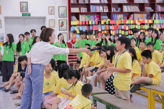 C&aacute;c trại vi&ecirc;n nh&iacute; hưởng ứng v&agrave; giao lưu với diễn giả kh&aacute;ch mời.