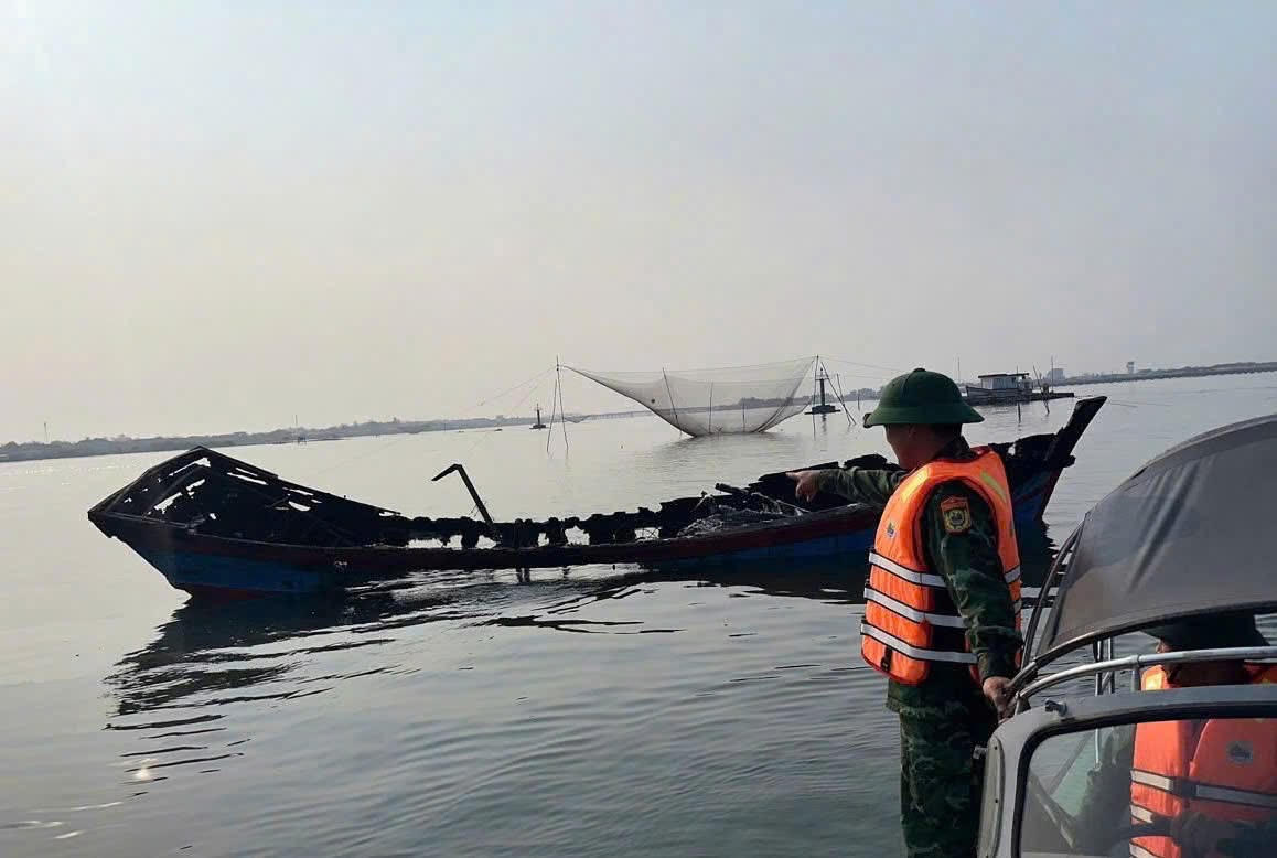 T&agrave;u c&aacute; bị ch&aacute;y rụi ho&agrave;n to&agrave;n.