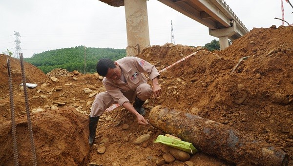 Đào móng sửa cầu dân sinh phát hiện quả bom nặng 118kg