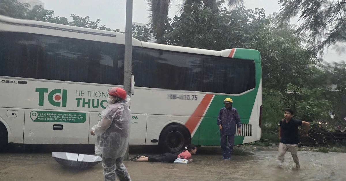 Nhiều người bị ngã khuỵ khi đi trên phố ngập nước ở Hà Nội nghi do dò rỉ điện