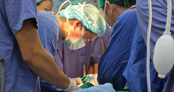 Nghẹt thở ca phẫu thuật xuyên đêm gỡ thanh sắt đâm xuyên mặt nam sinh
