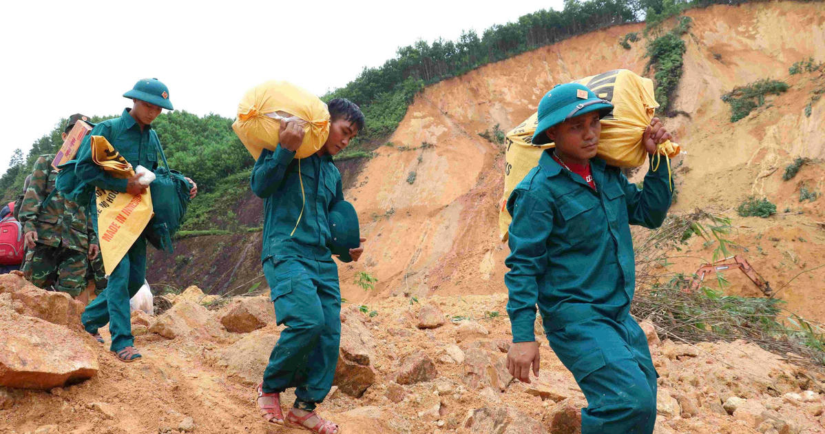 Lực lượng vũ trang giúp người dân tổng dọn vệ sinh, hỗ trợ sau lũ rút Lực lượng vũ trang giúp người dân tổng dọn vệ sinh, hỗ trợ sau lũ rút